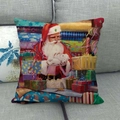 Linnen kerstkussensloop met kerstman, ijsbeer en cadeaupatroon voor op de bank - 45cmx45cm / Kerstman knuffelt ijsbeer motief
