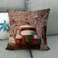 Federa in lino con camion rosso natalizio e ghirlanda su un divano grigio - 45x45cm / Stile Foresta Innevata Camion Rosso (1)