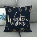 Détail du texte Winter Wishes et motifs festifs dorés sur housse de coussin en lin - Winter Wishes (6)