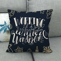 Détail de housse de coussin de Noël en lin avec imprimé Working in a Winter Wonderland - Winter Wonderland (10)