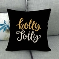 Détail de la housse de coussin de Noël Holly Jolly en lin sur un canapé gris chic - Holly Jolly (16)