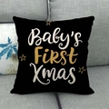 Détail de l'imprimé Baby's First Xmas sur une housse de coussin noire avec étoiles - Baby's First Xmas (17)
