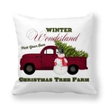 Detail van kerstkussensloop met vintage rode truck, sneeuwpop en winterse patronen - Rode Vrachtwagen & Sneeuwpop (1)