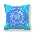 Detail der blauen Pfirsichhaut-Kissenhülle mit weißer Mandala-Schneeflocke für Weihnachten - 45x45 cm / Himmelblauer Mandala Schneeflocke (10)