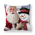 Quadratischer Weihnachtskissenbezug mit Weihnachtsmann und Schneemann im Schnee - Interagierender Weihnachtsmann und Schneemann