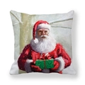 Quadratischer Kissenbezug mit Weihnachtsmann und grünem Geschenkpaket zu Weihnachten - Weihnachtsmann mit Geschenkkarton