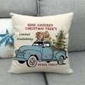 Linnen kerstkussensloop met vintage blauwe truck en rozen op een grijze bank - Vintage blauwe truck en roze rozen