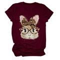 Detailansicht weinrotes Rundhals-T-Shirt mit süßem Hasen-Print und Leopardenbrille - S / Burgunderrot