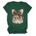 Nahaufnahme der dunkelgrünen T-Shirt-Textur und des Hasen-Grafikdrucks mit Leopardenmuster - S / Vintage Grün