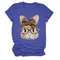 Detail eines königsblauen T-Shirts mit Leoparden-Hasen-Print und weicher Stofftextur - S / Vintage-Blau