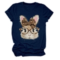 Detail eines dunkelblauen T-Shirts mit Cartoon-Hase, Leopardenbrille und Schleife - S / Marineblau