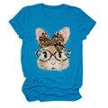 Detail eines hellblauen T-Shirts mit modischem Leoparden-Schleife und Hasen-Aufdruck - S / Seeblau