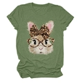 Detail eines armee-grünen Rundhals-T-Shirts mit Cartoon-Hase und Leoparden-Schleife - S / Olivgrün