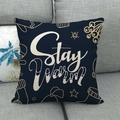 Housse de coussin de Noël en lin bleu marine avec texte 'Stay Warm' et motifs d'hiver - Stay Warm (7)