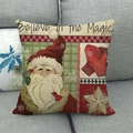 Détail de la housse de coussin de Noël en lin avec motif Père Noël et lettrage - 45x45cm / Croire en la magie Père Noël (1)