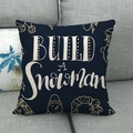 Housse de coussin Noël bleu marine avec motif bonhomme de neige sur canapé gris - BUILD A Snowman (8)