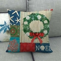 Détail d'une housse de coussin de Noël en lin avec corail et texte NOEL sur canapé - Noel Couronne de Coquillages (3)