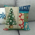 Détail de housse de coussin en lin de Noël avec sapin en coquillages et texte PEACE sur canapé - Peace Hippocampe Collage (4)