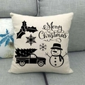 Gros plan sur une housse de coussin en lin Merry Christmas avec camion vintage et bonhomme - Style Bonhomme de Neige Camion Joyeux Noël (4)