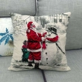 Funda de cojín navideño de lino con Papá Noel y muñeco de nieve en sofá gris - Papá Noel y Bufanda del Muñeco de Nieve (1)
