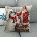 Funda de cojín de lino navideño con motivos de Papá Noel y muñeco de nieve en sofá - Papá Noel Entregando Regalo al Muñeco de Nieve (2)