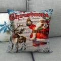 Funda de cojín navideño de lino con Papá Noel y renos en un sofá gris - Partitura Musical Navidad Rojo Oro (3)