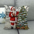 Detalle de funda de cojín navideña de lino con Papá Noel sobre un sofá gris - Decorando el Árbol de Navidad (7)