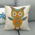 Détail de la texture en lin et du motif hibou coloré sur la taie d'oreiller carrée - 45x45cm / Style Hibou Mignon Brillant (5)