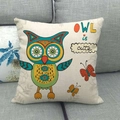 Vue détaillée de la housse de coussin en lin avec motif hibou sur un canapé gris - 45x45cm / Style Hibou avec Ornement Papillon Beige (8)