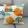 Detalle de la funda de cojín de lino con diseño de búho sobre un sofá gris - Ilustración de Búho Animado Colorido (2)