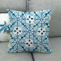 Federa per cuscino in lino con motivi floreali blu geometrici su divano grigio - 45x45 cm / Stile Fiore Simmetrico Radiale Blu (3)