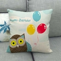 Detalle de la textura de lino natural y el estampado de búho de cumpleaños en la funda - 45x45cm / Tema de Cumpleaños de Búho Marrón Oscuro (5)