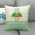 Detalle de funda de cojín de lino con dibujo de búho y texto Happy Birthday en sofá gris - 45x45cm / Tema de Cumpleaños de Búho con Rayas de Colores (6)