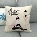 Funda de cojín de lino ballet studio con bailarinas en un sofá de tela gris - Estudio De Ballet Y Bailarines Dobles (1)
