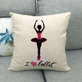 Detalle de cojín de lino con silueta de bailarina y tutú rosa en el sofá - Bailarina De Ballet De Corazón Rojo Beige (4)