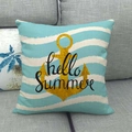 Detail van nautische kussenhoes met gouden anker en hello summer tekst op een grijze bank - Anker Zomer Slogan Stijl (8) / 45x45cm
