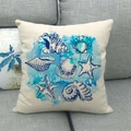 Detail van nautische kussensloop met waterverf schelpen en zeesterren op linnen textuur - Zeester Schelp Spat Stijl (9) / 45x45cm