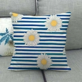 Detail van linnen kussenhoes met blauw-witte strepen en madeliefjesprint - Madeliefje Blauw Wit Strepen Stijl (11) / 45x45cm