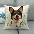 Detail van linnen kussensloop met Corgi hondenillustratie op een grijze stoffen bank - Corgi en Bloemen Stijl (1)