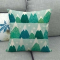 Housse de coussin en lin avec motif de montagnes d'hiver sur un canapé gris - Style 12