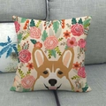 Kissenhülle aus Leinen mit Corgi-Motiv und Blumen auf einem grauen Sofa - Cartoon Corgi mit Blumen Stil (9)