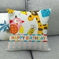 Linnen kussenhoes met giraffe- en uilprint HAPPY BIRTHDAY op een grijze bank - Giraffe Uil Verjaardagsstijl (3)