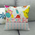 Linnen sierkussenhoes met cartoon uil kat print en de tekst Happy Birthday erop - Cartoon Kat Uil Verjaardagsstijl (4)