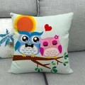 Leinen-Kissenbezug mit süßem Eulen-Motiv in Blau und Rosa auf einem grauen Sofa - Eulenpaar mit Sonne (3)
