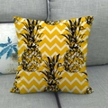 Leinenkissenbezug mit gelbem Zickzackmuster und handgezeichnetem Ananas-Print auf Sofa - Gelber Chevron Ananas Stil (2)