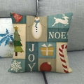 Housse de coussin de Noël en lin avec bonhomme de neige et cerf sur canapé gris - Joy Noel Bleu Vintage Collage (12)