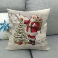 Funda de cojín navideña de lino con Papá Noel y árbol en un sofá gris - Papá Noel, Árbol y Regalos (20)