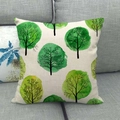 Funda de cojín de lino con diseño de árbol en acuarela sobre un sofá de tela gris - Estilo Árbol Acuarela Nórdico (3)
