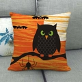 Funda de cojín de lino para Halloween con búho y murciélagos sobre un sofá de tela gris - 45x45cm / Tema de Halloween Búho Murciélago (13)