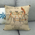 Cojín de lino vintage con estampado de bicicleta y pájaro en un sofá gris - Estilo de Bicicleta Tándem Pintada (2)